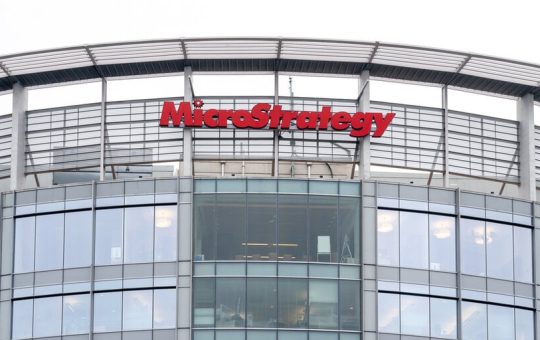 Bitcoin or MicroStrategy Stock? Analyst Says MSTR Trades at ‘Unjustifiable Premium’ Over BTC