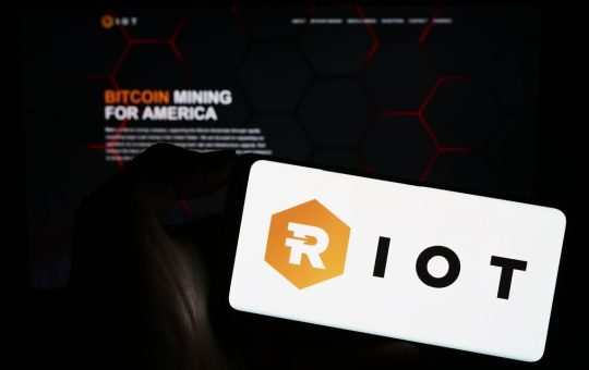 Coinbase Provides $100 Million Credit Facility to Bitcoin Mining Company Riot Platforms